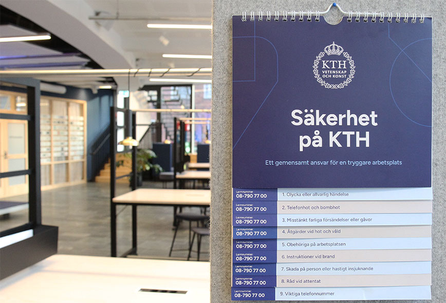 Trycksaker Säkerhet på KTH hänger på väggen i ett stort rum.