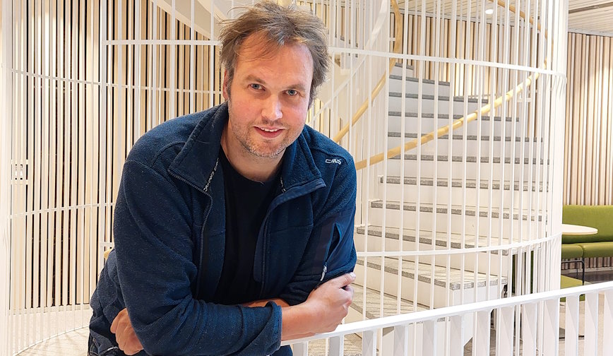 Sebastiaan Meijer lutad mot ett trappräcke