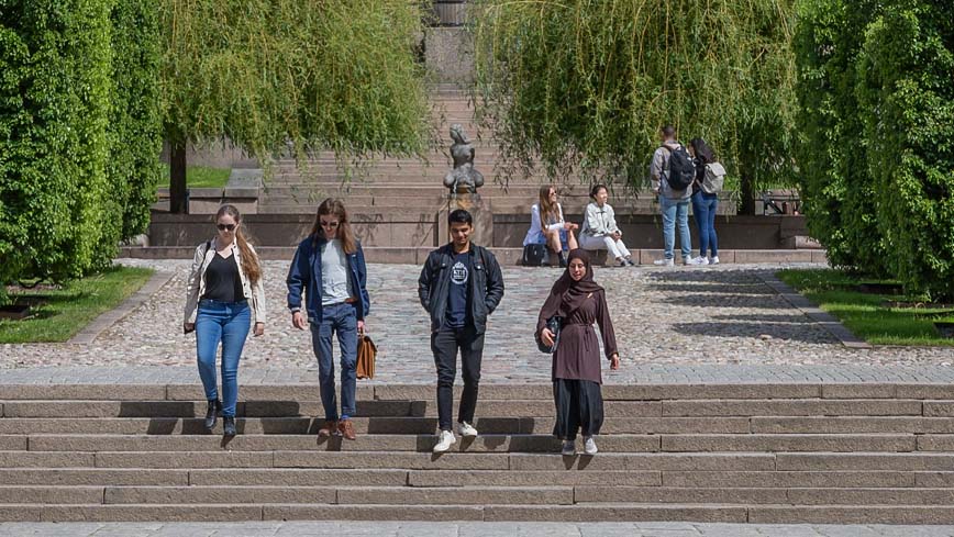 Students walk together in the courtyard at KTH Campus