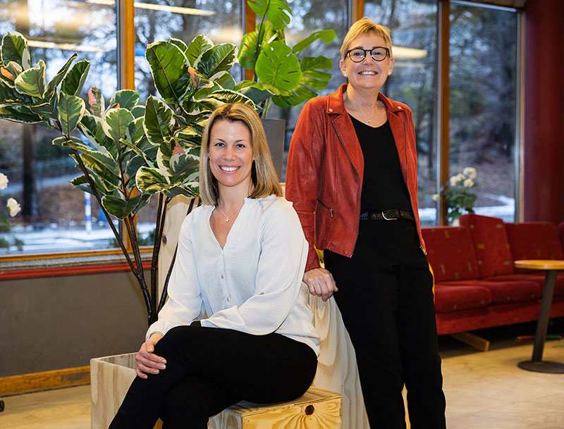 Helena Dalivin och Agneta Jansson som tittar mot kameran inomhus