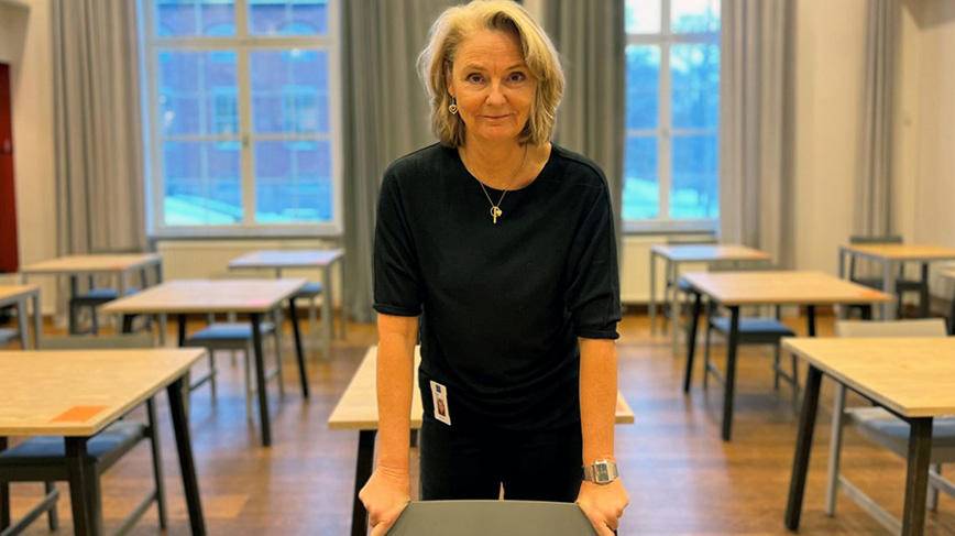 Kvinna i ett klassrum.