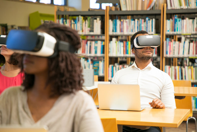 Olika grupper av studenter tittar på virtuell videohandledning