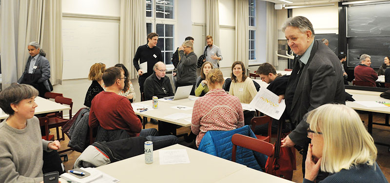 En grupp människor som diskuterar runt bord