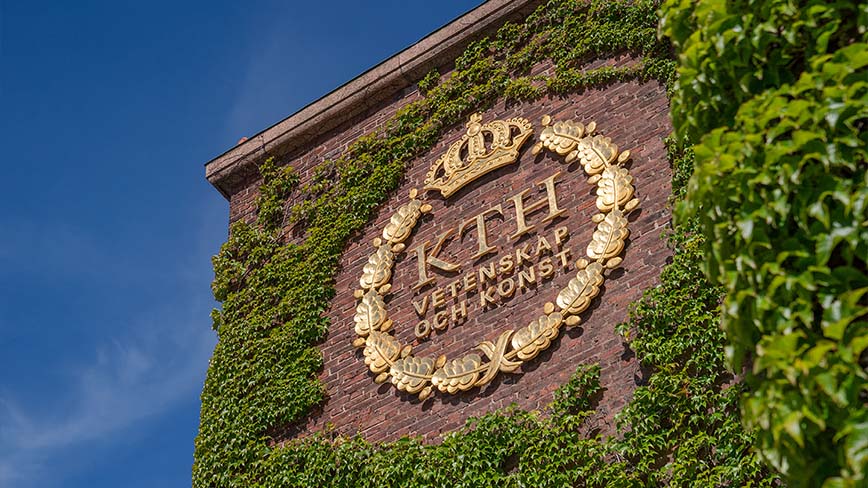Fasad på KTH Campus med KTH:s logotyp i guld