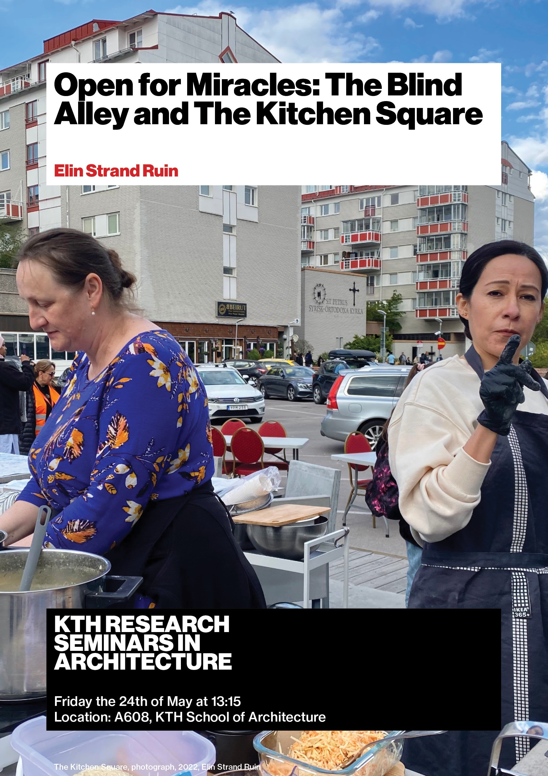 Två kvinnor delar ut mat