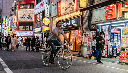 Student cyklar i japanskt stad