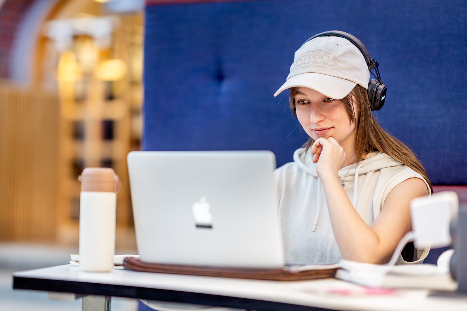 Student framför en dator