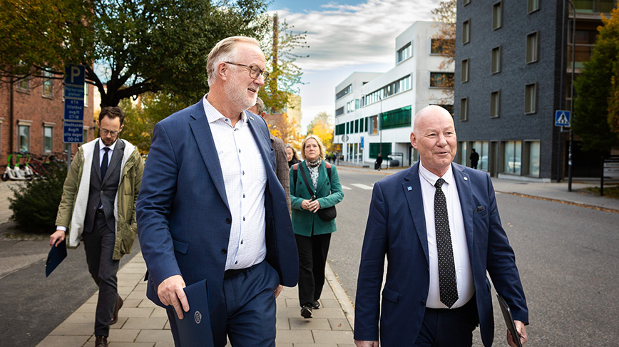 Fyra personer går på promenad på KTH.