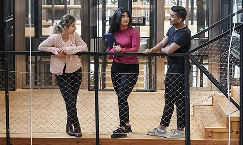 Studenter på campus.