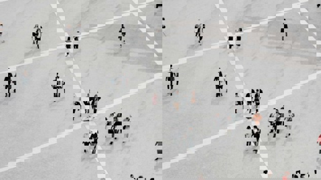 Människor går över ett grått torg