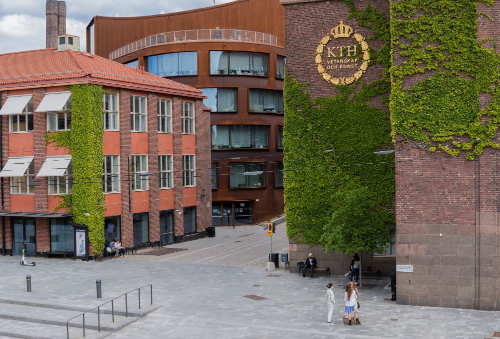 Människor framför byggnader
