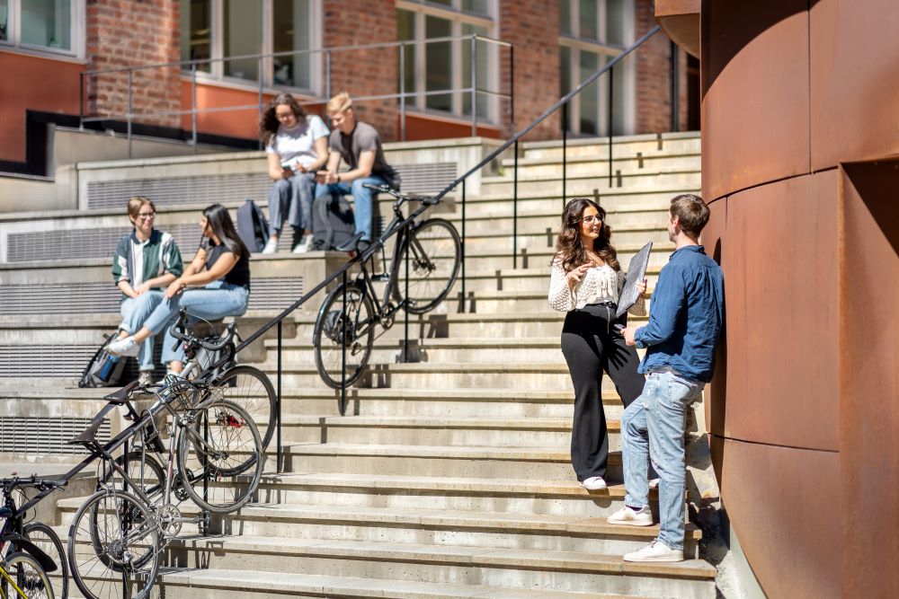 Människor i en trappa på KTH campus.