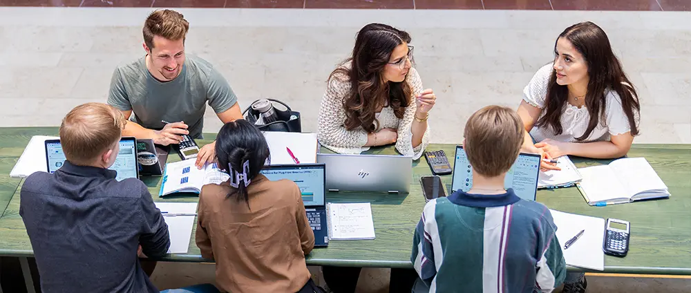 En grupp studenter sitter och pluggar på KTH