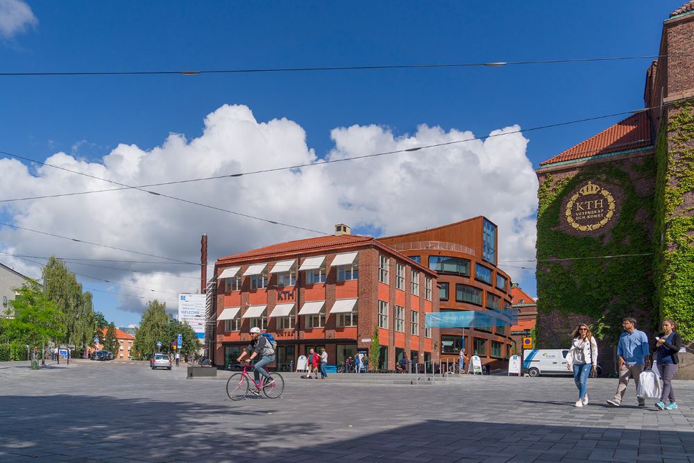 Studenter framför KTH Entré.