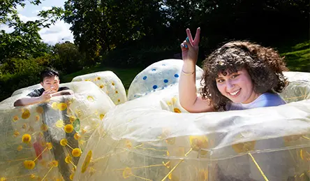 Två studenter i upplåsbara brottningsbollar