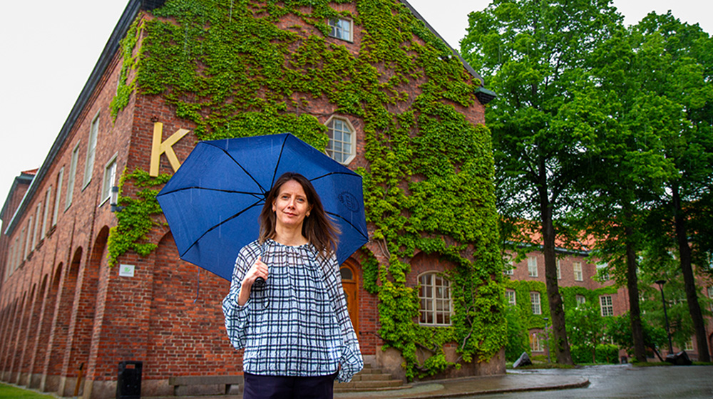 Amelie with an umbrella. 
