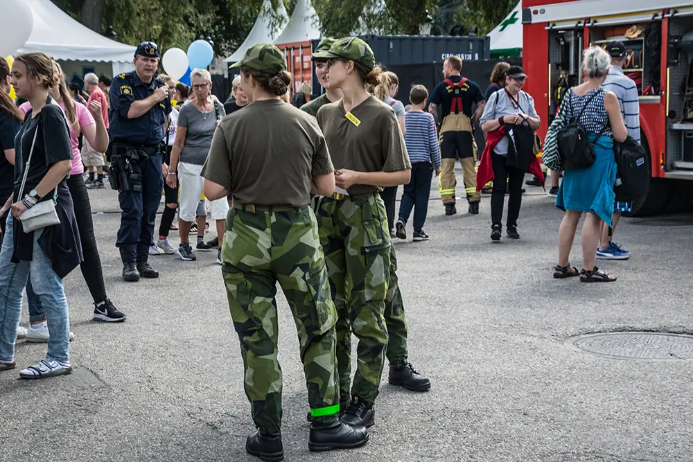 Bild på folksamling med tre soldater i fokus. 