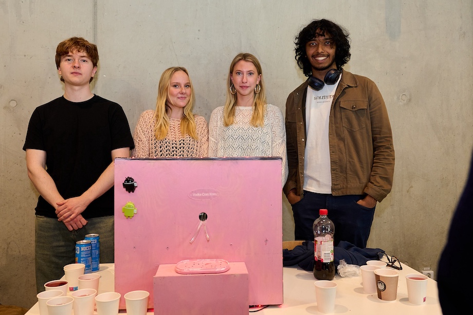 Foto: 2 killar och 2 tjejer bakom sin robot.