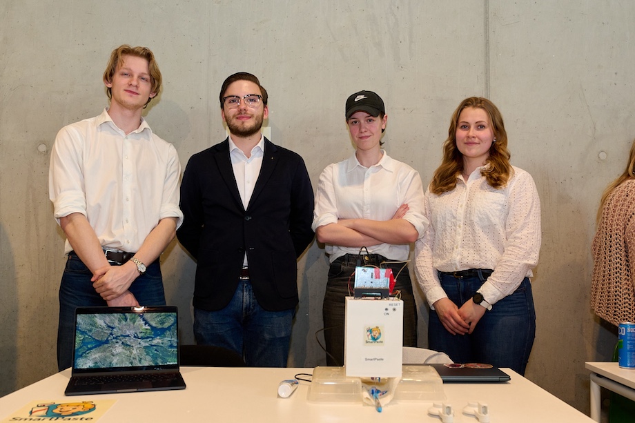 Foto: 2 killar och 2 tjejer bakom sin robot.