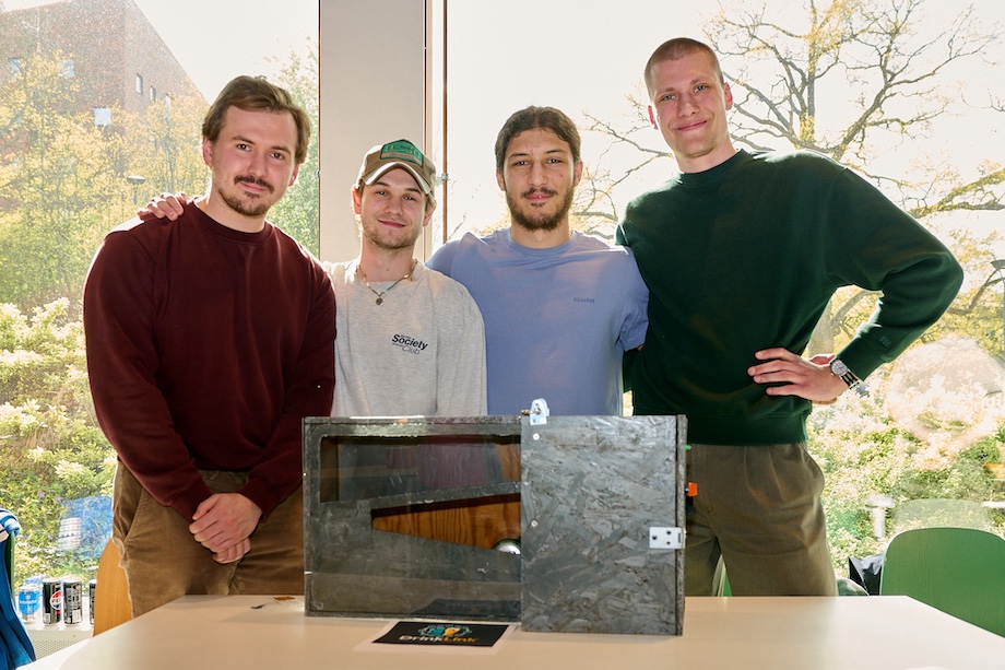 Foto: 4 killar bakom sin robot.