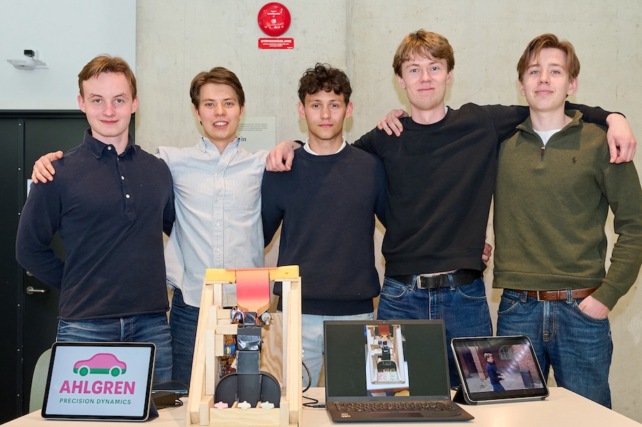 Foto: 5 killar bakom sin robot.