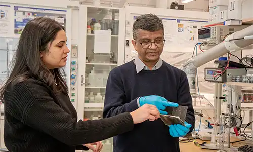 En kvinna och en man i ett forskningslabb.