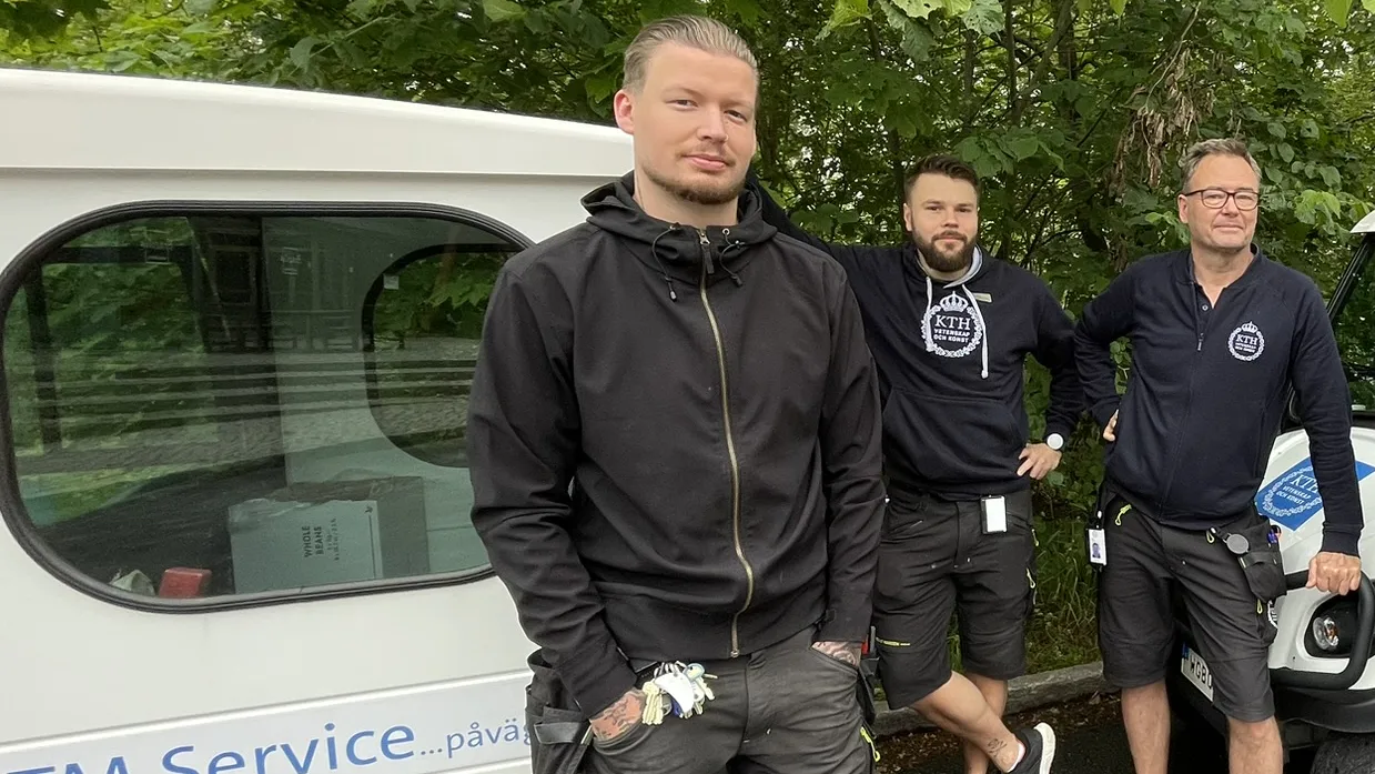 Tre vaktmästare vid en ITM servicebil