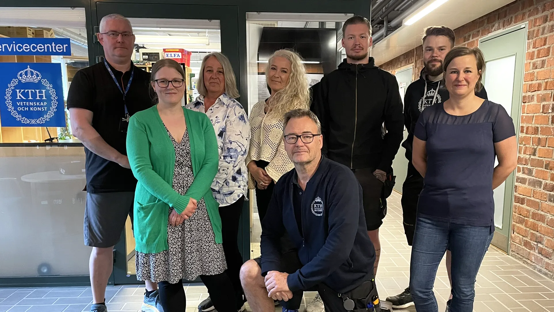 Gruppbild på servicecenter.