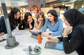 Studenter som tittar på en dator. 