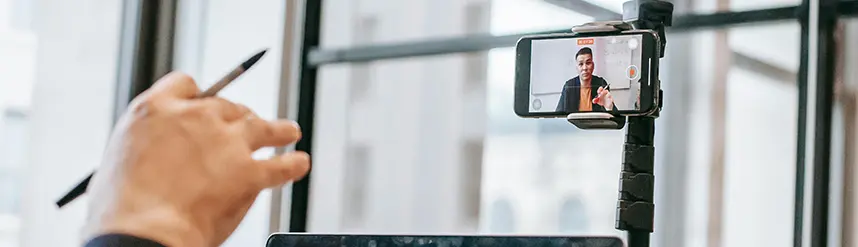 En person filmer sig själv med en smartphone