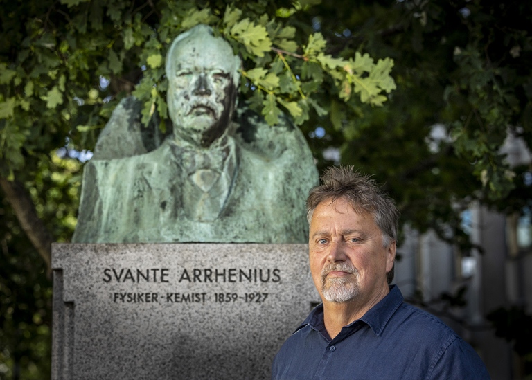 Picture of author Jan Malmborg with statue of Svante Arrhenius