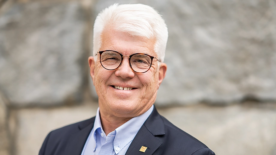 Eledrly man with white hair.