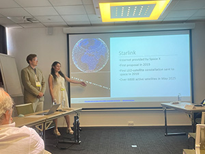 Emil och Celine presenterar sin studie på SPACOMM, Nice 2025.