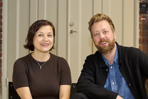 Foto: en kvinna och en man som ler mot kameran.