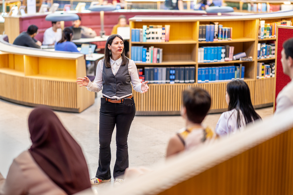 Retorik - bild på en som presenterar