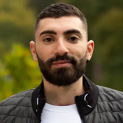 Porträttfoto av studenten Abboud