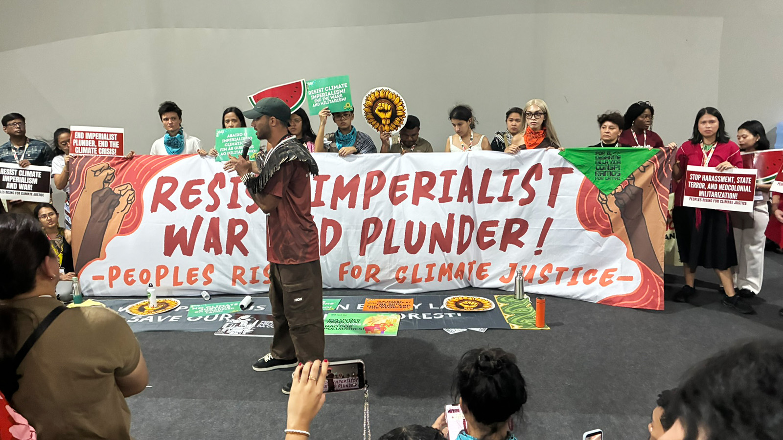 Folk som protesterer