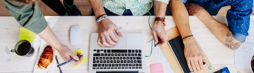 Tre personer som planerar