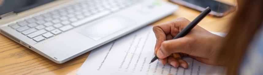 Student som skriver en tenta. 