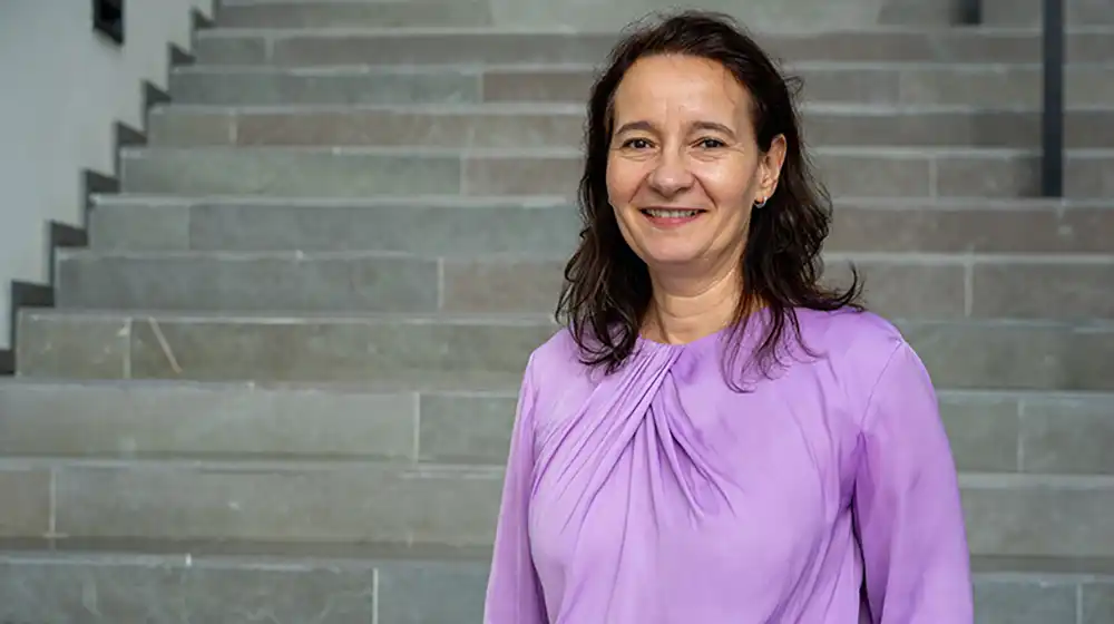 Kvinna framför trappa.