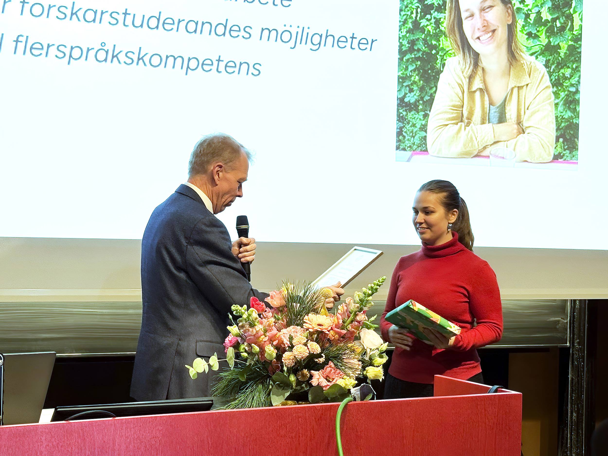 Ugne Miniotaite receives the language award 2025 from Johan Silfwerbrand.