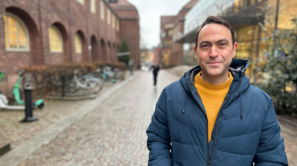 Amir H Payberah standing outside the KTH library