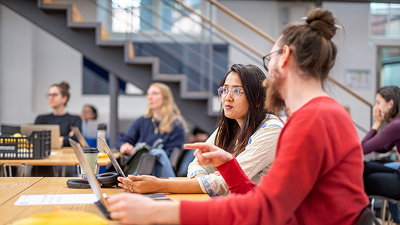 Student i biblioteket