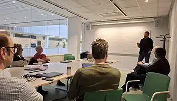 Personer i grupprum.