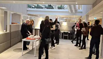 Personer som hämtar kaffe vid bord.