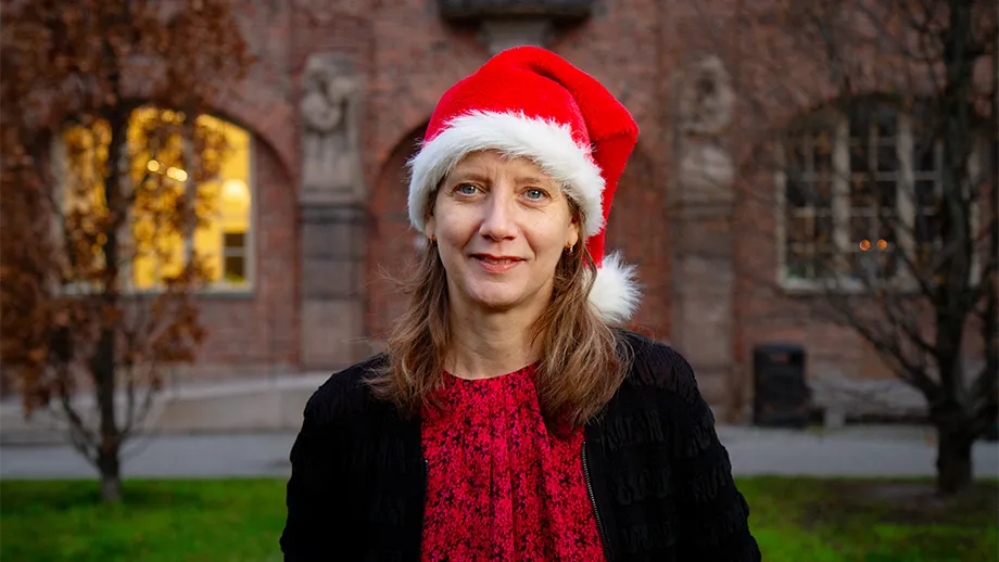 Amelie Eriksson Karlström med en tomteluva.