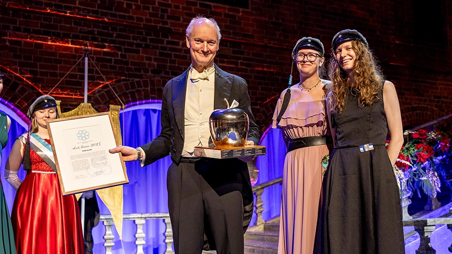 Peter Sillén tar emot priset för Årets lärare