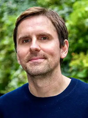 Man framför murgröna.