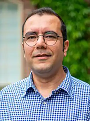 Man i rutig skjorta.