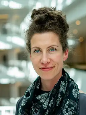 Kvinna med hårknut.